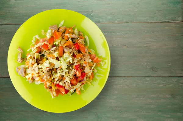 Salada com estômagos de frango com verduras — Fotografia de Stock