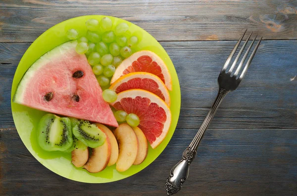 Sliced fruit on a plate — Stock Photo, Image