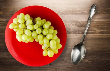 ahşap arka plan üzerinde üzüm. bir plaka üzerinde üzüm