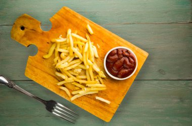 ahşap bir zemin üzerine ketçap ile kızarmış patates. patates kızartması o