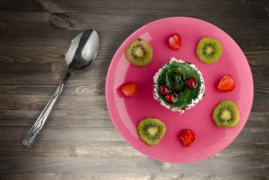  tatlı kek kivi ve ahşap arka plan üzerinde çilek 