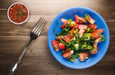 domates, soğan, ahşap arka plan üzerinde bir tabakta rezene