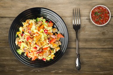 Sebzeli tavuk mideleri salatası