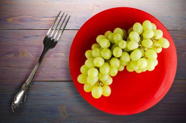 ahşap arka plan üzerinde üzüm. bir plaka üzerinde üzüm