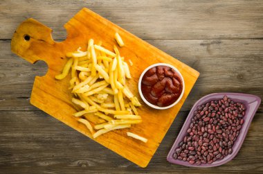 ahşap bir zemin üzerine ketçap ile kızarmış patates. patates kızartması o