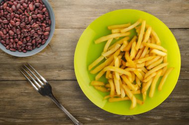  ahşap arka plan üzerinde patates kızartma 