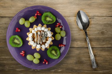 tatlı kek ve meyve (üzüm, kivi, nar) bir woode