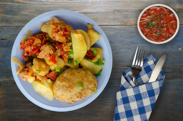 Cutlets with potatoes and stewed tomatoes. — Stock Photo, Image