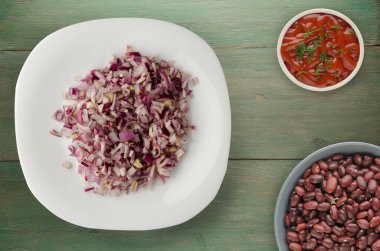 ahşap arka plan üzerinde kırmızı soğan 