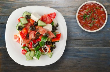 Ahşap arka plan üzerinde Yunan salatası 