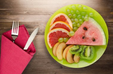  bir tabağa dilimlenmiş meyve