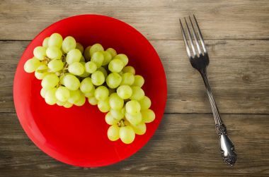 ahşap arka plan üzerinde üzüm. bir plaka üzerinde üzüm