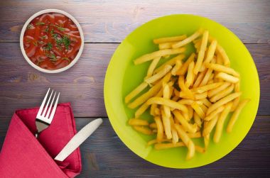  ahşap arka plan üzerinde patates kızartma 