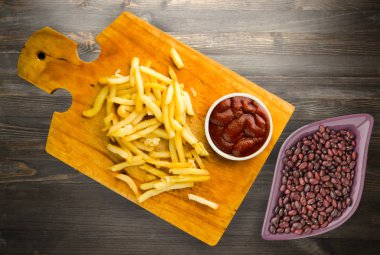 ahşap bir zemin üzerine ketçap ile kızarmış patates. patates kızartması o