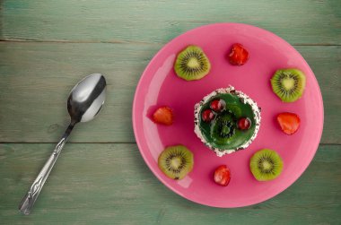  tatlı kek kivi ve ahşap arka plan üzerinde çilek 