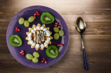 tatlı kek ve meyve (üzüm, kivi, nar) bir woode