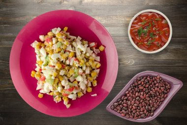 bir tepside Yengeç Salatası 