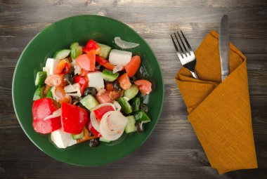 Ahşap arka plan üzerinde Yunan salatası 