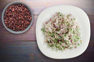 salata daikon, soğan ve bir tahta üzerine dereotu 