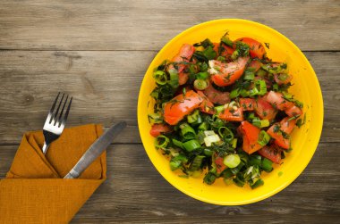 domates, soğan, ahşap arka plan üzerinde bir tabakta rezene