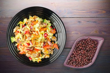 Sebzeli tavuk mideleri salatası