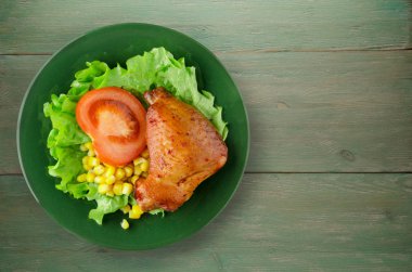tavuk kanadı salata, Mısır ve domates bir plaka üzerinde 