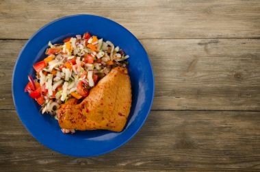 tavuk kanadı ahşap arka plan üzerinde sebze salatası ile. 