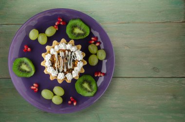 tatlı kek ve meyve (üzüm, kivi, nar) bir woode