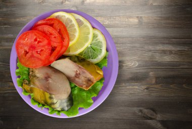 bir plaka üzerinde füme uskumru 