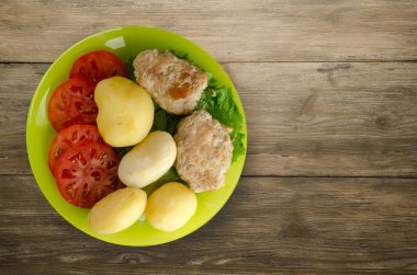  göğsü bir tabak patates ile