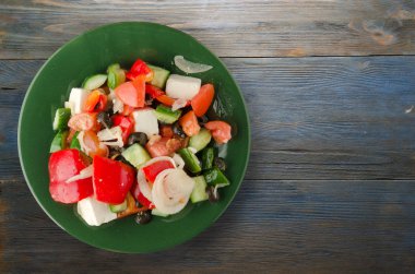 Ahşap arka plan üzerinde Yunan salatası 