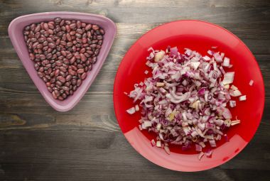 ahşap arka plan üzerinde kırmızı soğan 