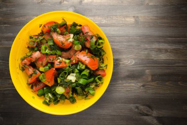 domates, soğan, ahşap arka plan üzerinde bir tabakta rezene