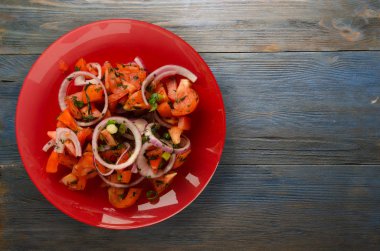 domates, soğan, ahşap arka plan üzerinde bir tabakta rezene