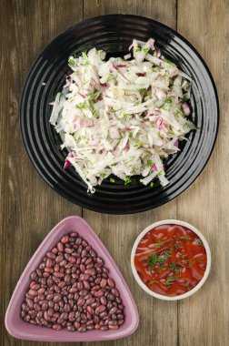 salata daikon, soğan ve bir tahta üzerine dereotu 