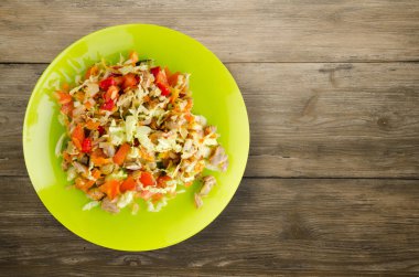 Sebzeli tavuk mideleri salatası