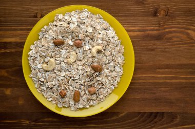 Fındıklı müsli. müsli ahşap bir masa üzerinde. müsli üstten görünüm. Hea