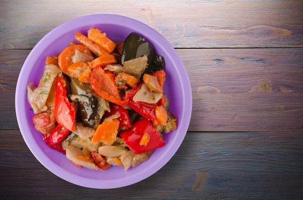 Ragoût de légumes sur fond de bois — Photo