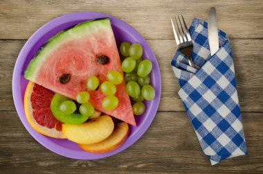  bir tabağa dilimlenmiş meyve