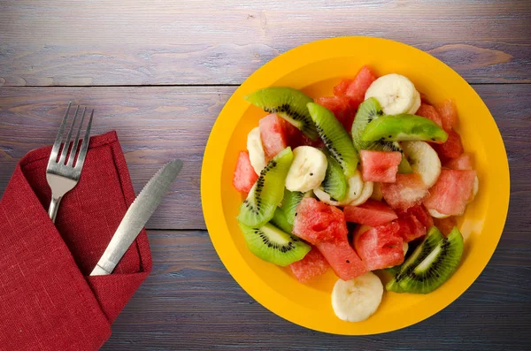 Plato de ensalada de frutas frescas saludables sobre fondo de madera —  Fotos de Stock