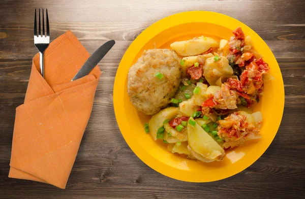 Cutlets with potatoes and stewed tomatoes. — Stock Photo, Image