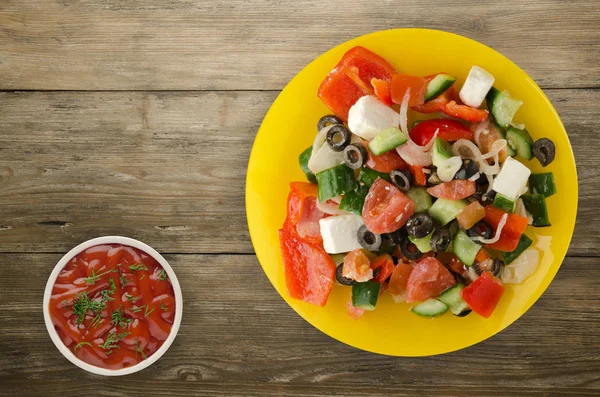 Griekse salade op een houten achtergrond — Stockfoto