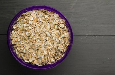   müsli ahşap bir masa üzerinde. sağlıklı gıda .