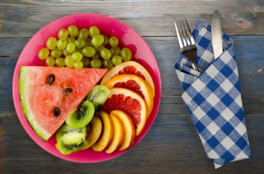  bir tabağa dilimlenmiş meyve