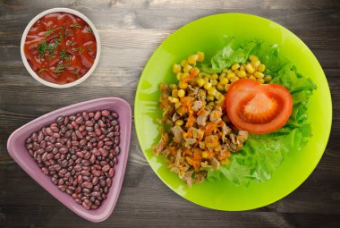 tavuk mideleri havuç ve Mısır ve salataya salata bir