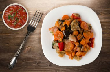 ahşap arka plan üzerinde sebze güveç 