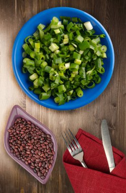   ahşap arka plan üzerinde bir tabakta soğan.