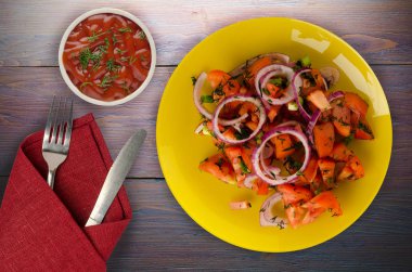 domates, soğan, ahşap arka plan üzerinde bir tabakta rezene