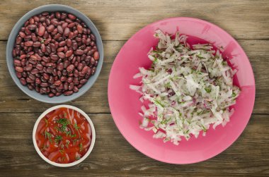 salata daikon, soğan ve bir tahta üzerine dereotu 