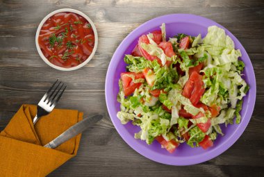  ahşap arka plan üzerinde bir tabakta lahana domates salatası